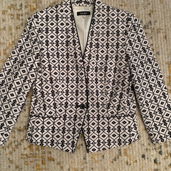 Black and white fitted blazer. Single button with asymmetrical hem. Medium. - Picture 8 of 9
